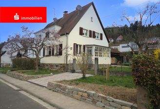 Straßenansicht mit Eingangsbereich und Einfahrt