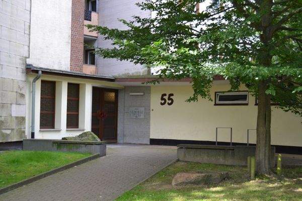 Vorderansicht eines mehrstöckigen Gebäudes