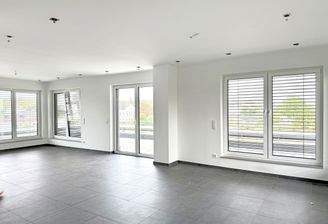 helle Bürofläche mit Anschlüssen für eine Küche