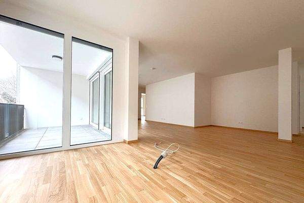 Wohnraum mit sonniger Loggia.jpg