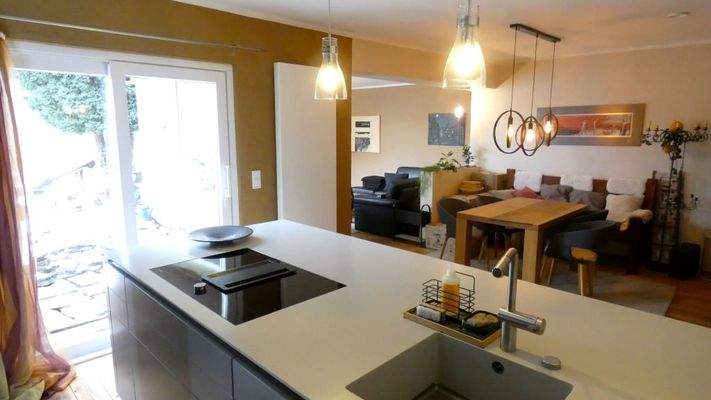 Kochinsel mit Blick zum Esstisch