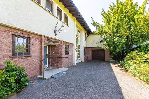 Eingang und Garage Villa