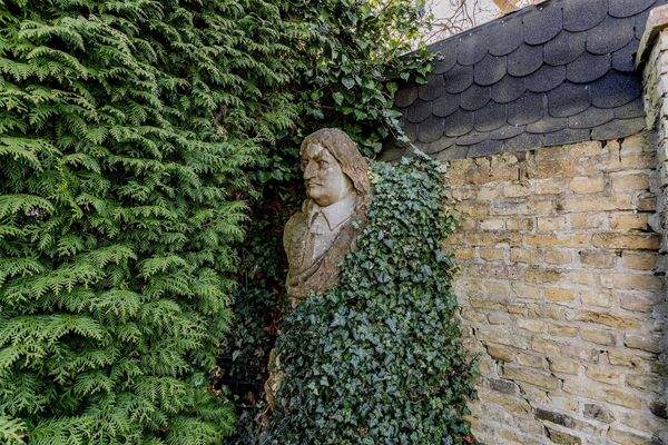 Gutsmauer - Historische Statue