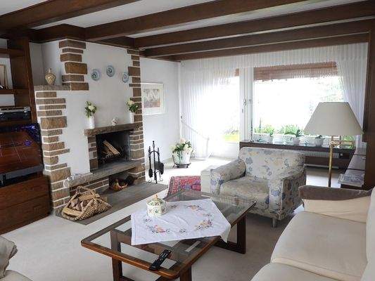 ...mit Kamin und Gartenzugang.