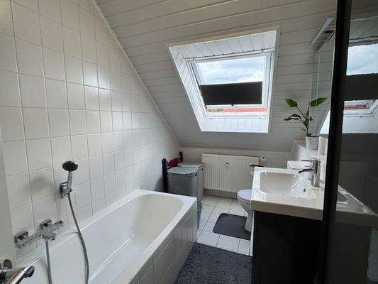 DG | Bad mit Badewanne