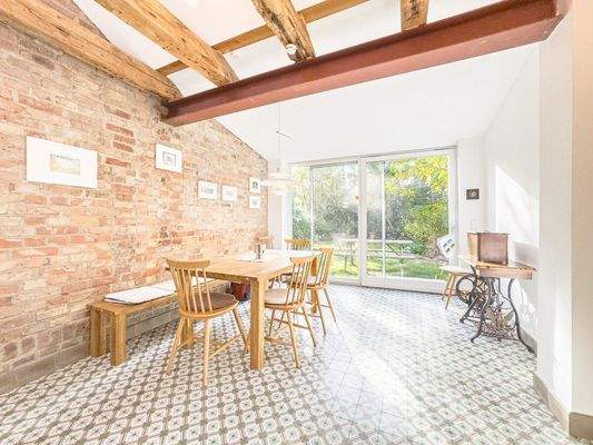 Mit Zugang zur Terrasse und dem Garten