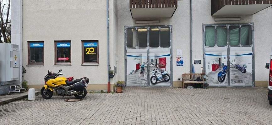 Halle und Büro - Ansicht