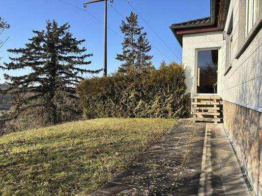 viel Sonne... die Freifläche/Terrasse am Haus