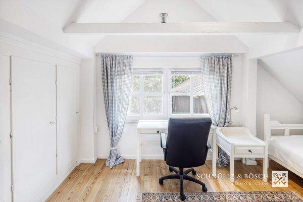 Schlafzimmer oder Büro im Dachgeschoss