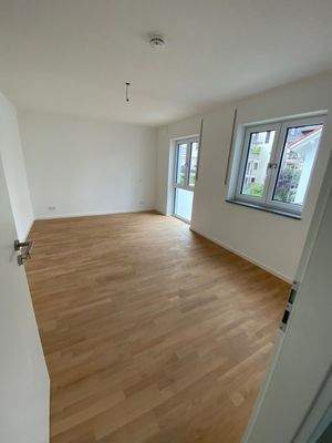 helle Zimmer m. bodentiefe Fenster.jpeg