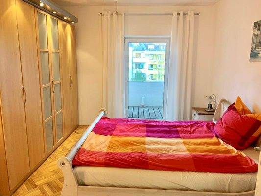 Schlafzimmer mit Balkon
