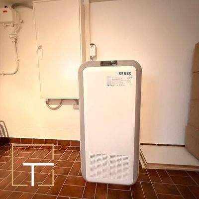 Weißer Schrank im Keller