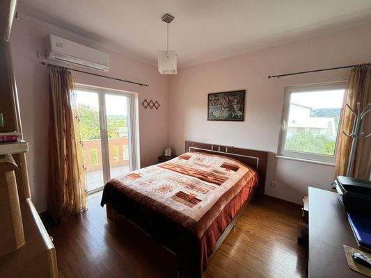 MIT VIDEO: Kreta, Neo Chorio: Zwei- Apartmentshaus zu verkaufen