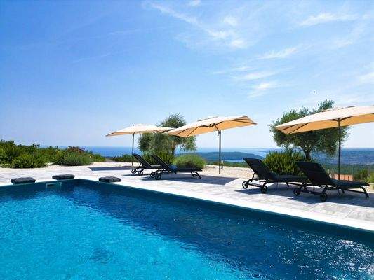 Pool/Sonnenliegen mit Meerblick - Haus unten