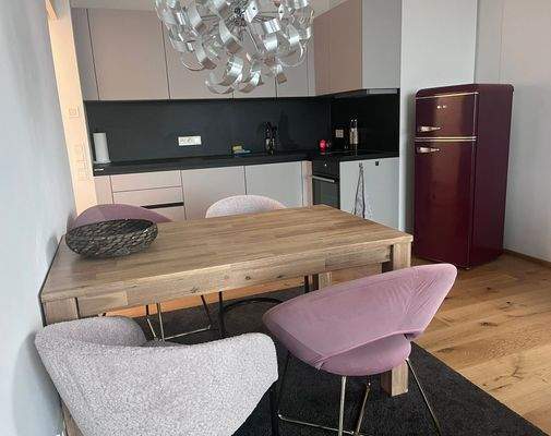 Wohnraum mit vollausgestatteter Küche, Kühlschrank, Herd, Geschirrspüler, Nespressomaschine, Wasserkocher, Geschirr, Gläser