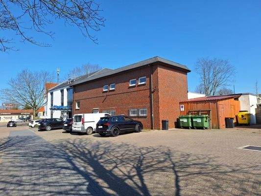 Rückseite des Gebäudes mit Parkplätzen