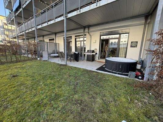 Terrasse- und Gartenansicht