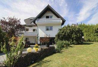 Fronansicht und Garten