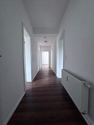 Heller Flur mit Türen