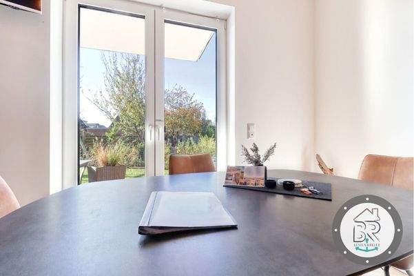 Essplatz mit Gartenblick – Arbeiten oder Genießen in heller Atmosphäre