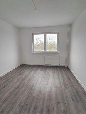 Leeres Zimmer mit Fenster