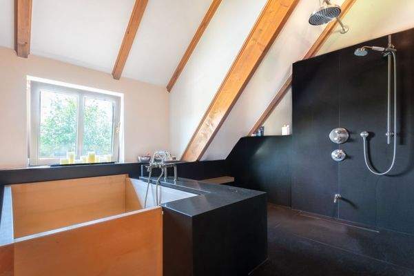 Japanische Holzbadewanne