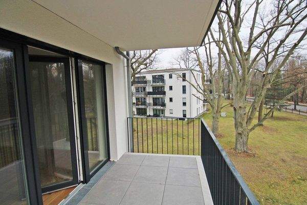 Geräumiger Balkon mit Grünblick