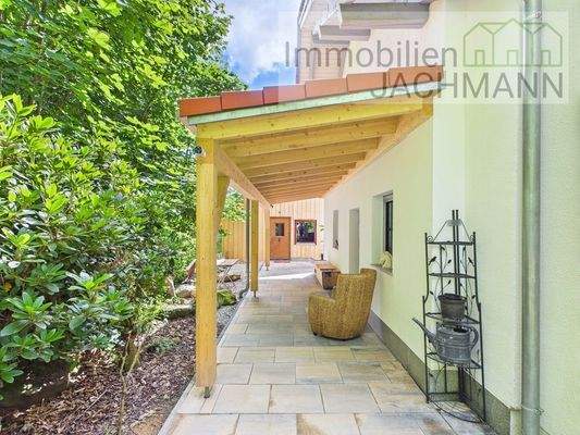 Gepflasterter Zugang zur Turmwohnung