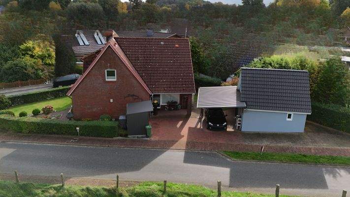 Ansicht mit Carport und Schuppen