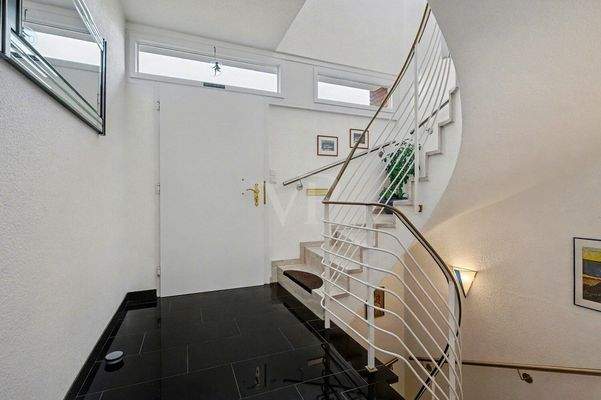 Imposantes Treppenhaus mit Granit