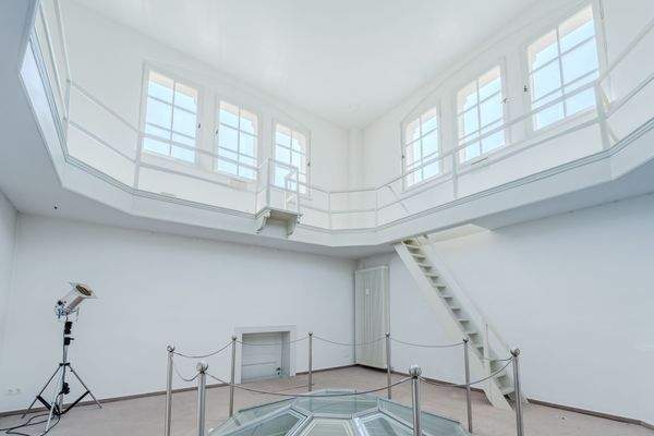 Lichtdurchflutete Galerie über dem Atrium