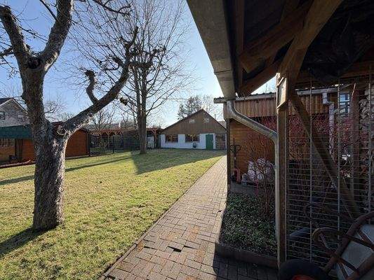 Blick zur Doppelgarage