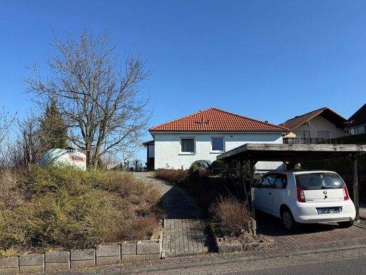 Straßenansicht mit Gehweg