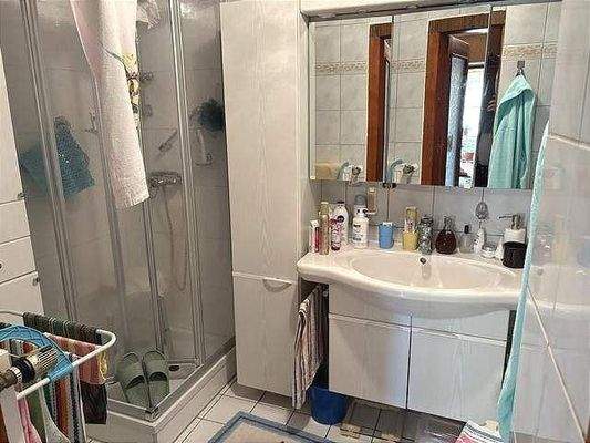 Bad mit Dusche Erdgeschoss