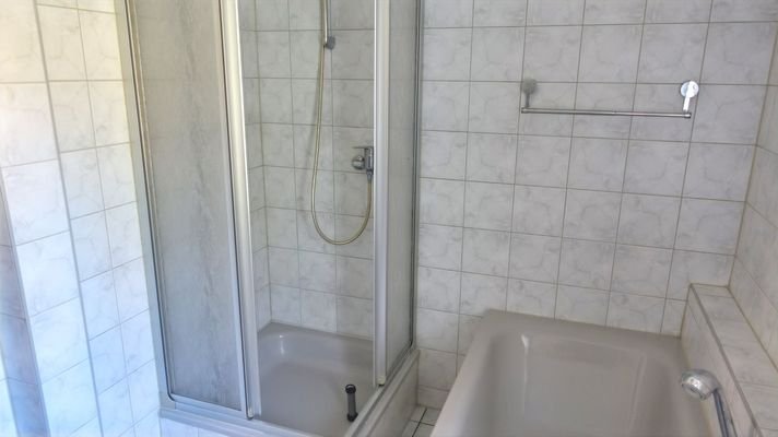 Bad mit Dusche und Wanne Erdgeschoss