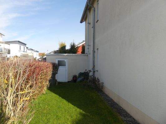 Geräteraum mit Ausgang in den Garten