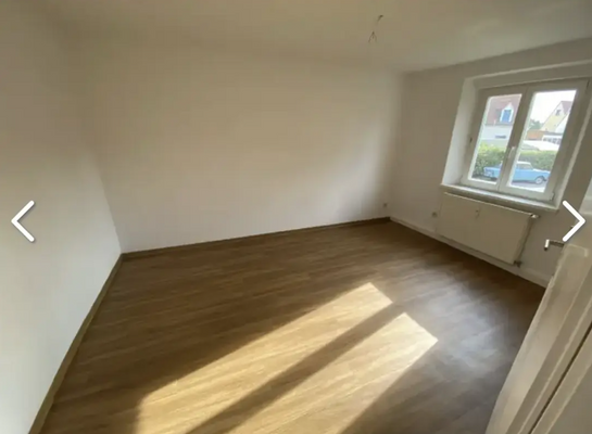 Wohnzimmer mit Küche vom Flur