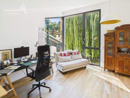 CAM03352G0-PR0080-STILL033