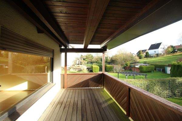 BALKON, BLICK AUF AUSSENANLAGEN