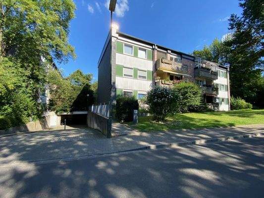 Balkone und Straßenansicht