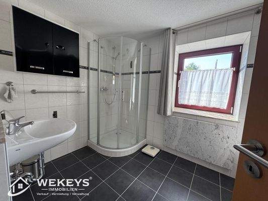 Badezimmer mit Dusche und Wanne