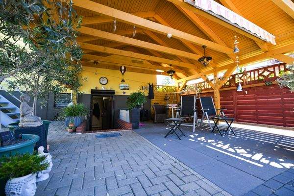 Überdachte Terrasse mit Kellerzugang