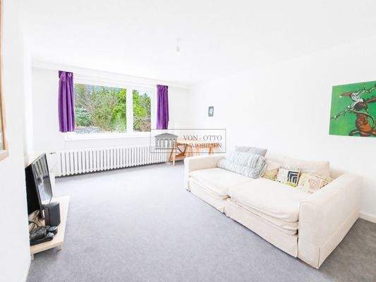 Lichtdurchflutetes Wohnzimmer