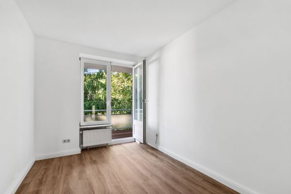 Zimmer 2 mit Ausgang auf den Balkon