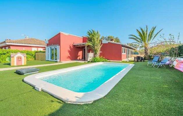 Villa mit Touristenlizenz in Meeresnähe zum Verkauf in Bahía Grande, Mallorca