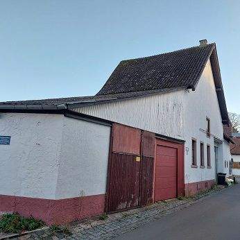 Garageneinfahrt durch ein Rolltor