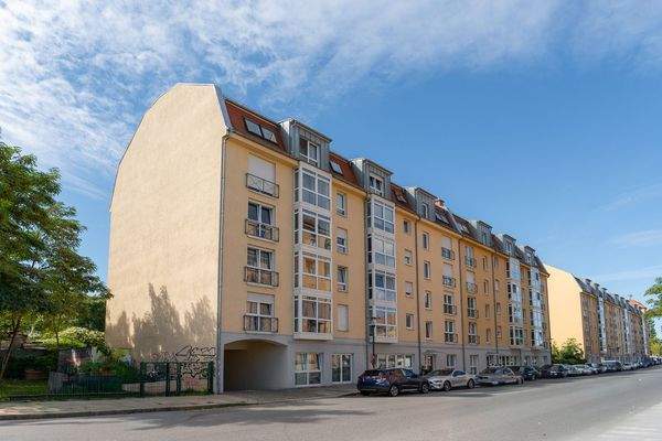 Vorderansicht mit Zufahrt Tiefgarage