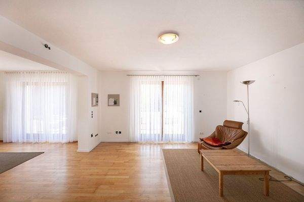 Wohn-Essbereich mit Zugang zur Terrasse || EG 