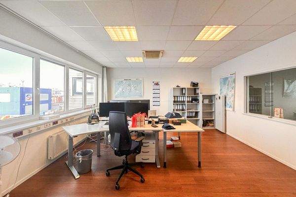 Große Bürofläche parallel zum Flur