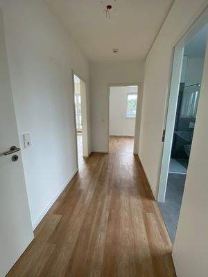 Moderner Flur mit Holzboden